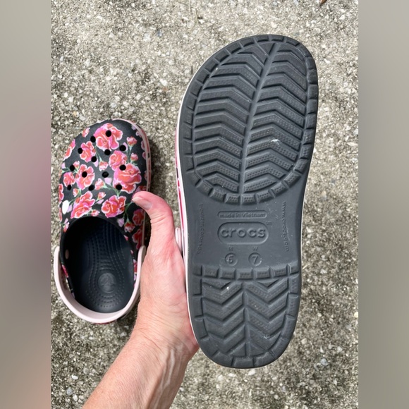 *EUC* CROCBAND Floral Graphic III Clog - Floral On Black - 205330-97J - W 7/M 5 - Picture 9 of 11